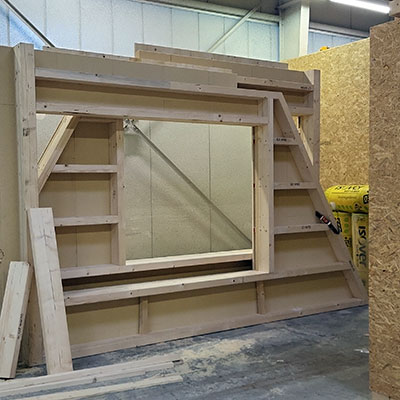 Dachaufstockung, Bauteil wird in der eigenen Halle der Zimmerei Max Esser vorgebaut.